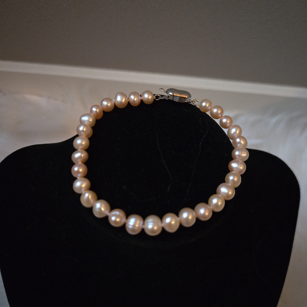 EUC Freshwater Pink Pearl Bracelet - Picture 2 of 3